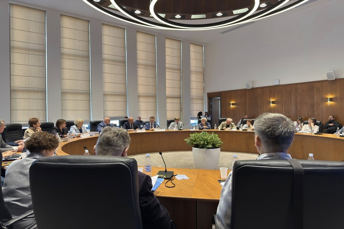 Изображение: Профессор ВШМО на конференции в Российско-Армянском университете