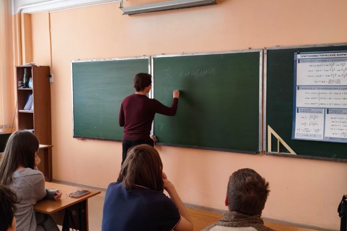 Студенты-китаисты ВШМО провели интерактивный мастер-класс для учеников СОШ №176