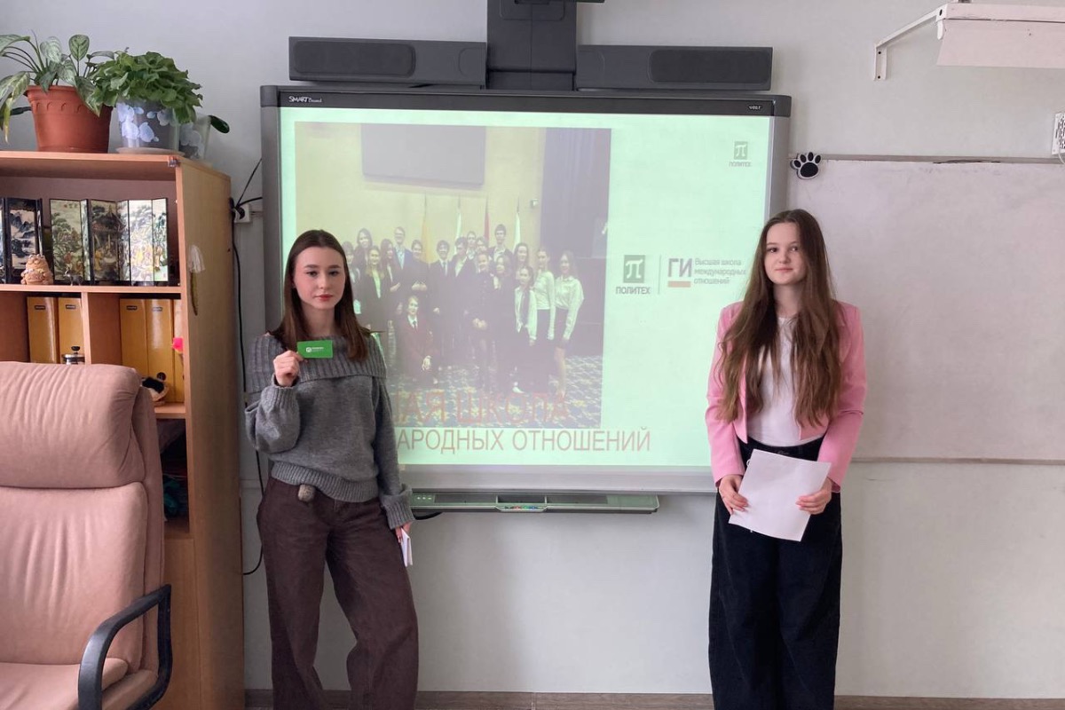 Изображение: «Иероглифическое зазеркалье»: студенты ВШМО раскрыли школьникам секреты китайского языка