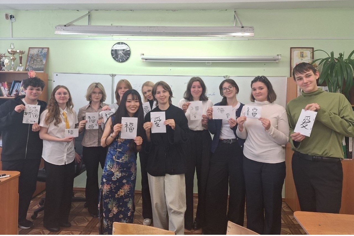 Студенты ВШМО провели профориентационный мастер-класс по каллиграфии для учеников СОШ №71