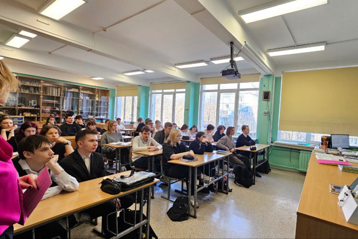 Изображение: Студенты ВШМО провели профориентационную встречу со школьниками СОШ №98